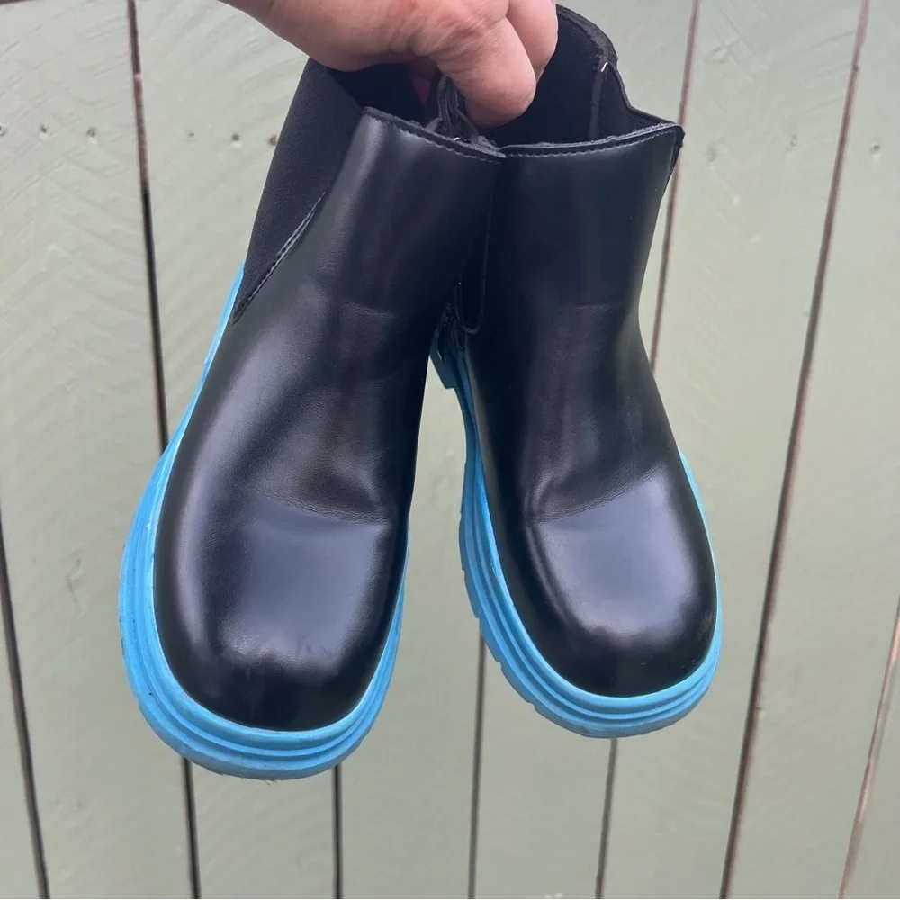 Kids boots size 4 excellent condition